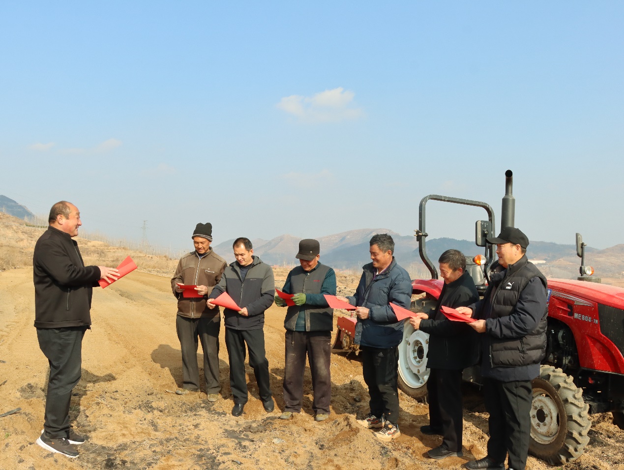 图为烟站技术员深入田间地头宣讲春耕春靶技术要点