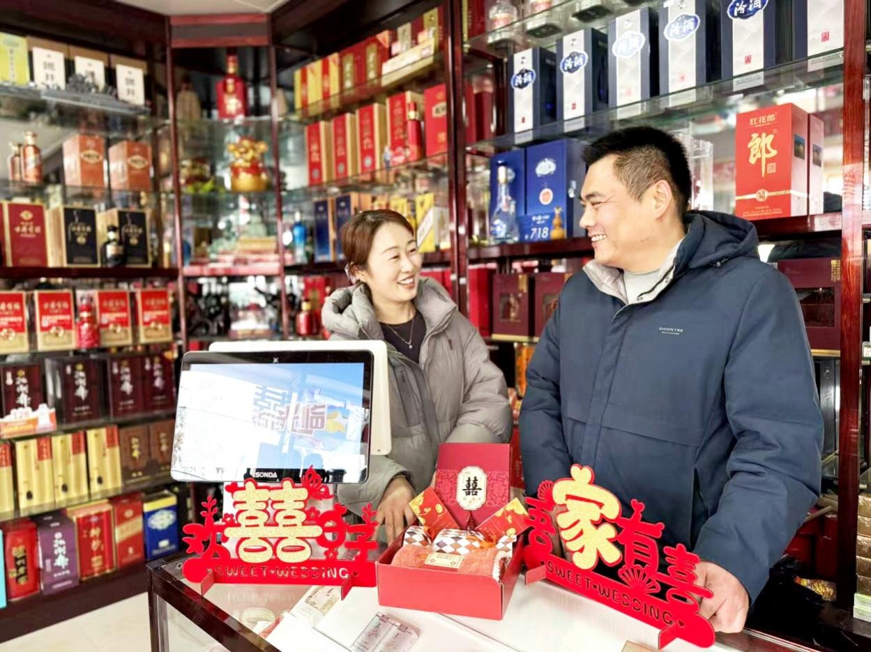 恒达烟酒商行店主董婷夫妇共同整理婚庆礼盒