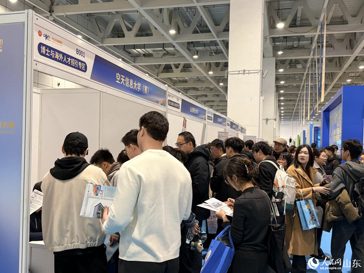博士与海外人才招引专区聚满参会人才。 人民网 李子悦摄