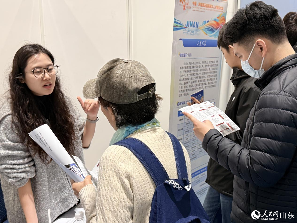 参会人才与用人单位双向沟通。 人民网 李子悦摄