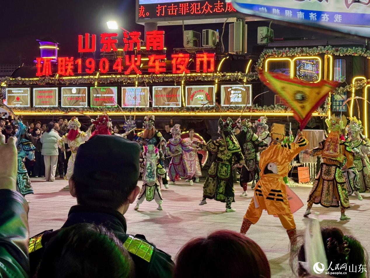 游客層層圍,英歌舞正酣。人民網 鄭昕橋攝