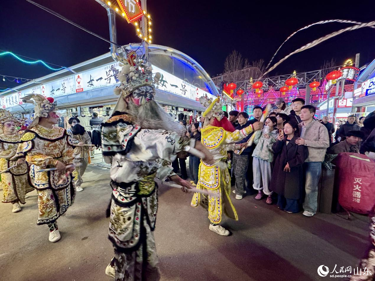 舞者與游客互動。人民網 鄭昕橋攝