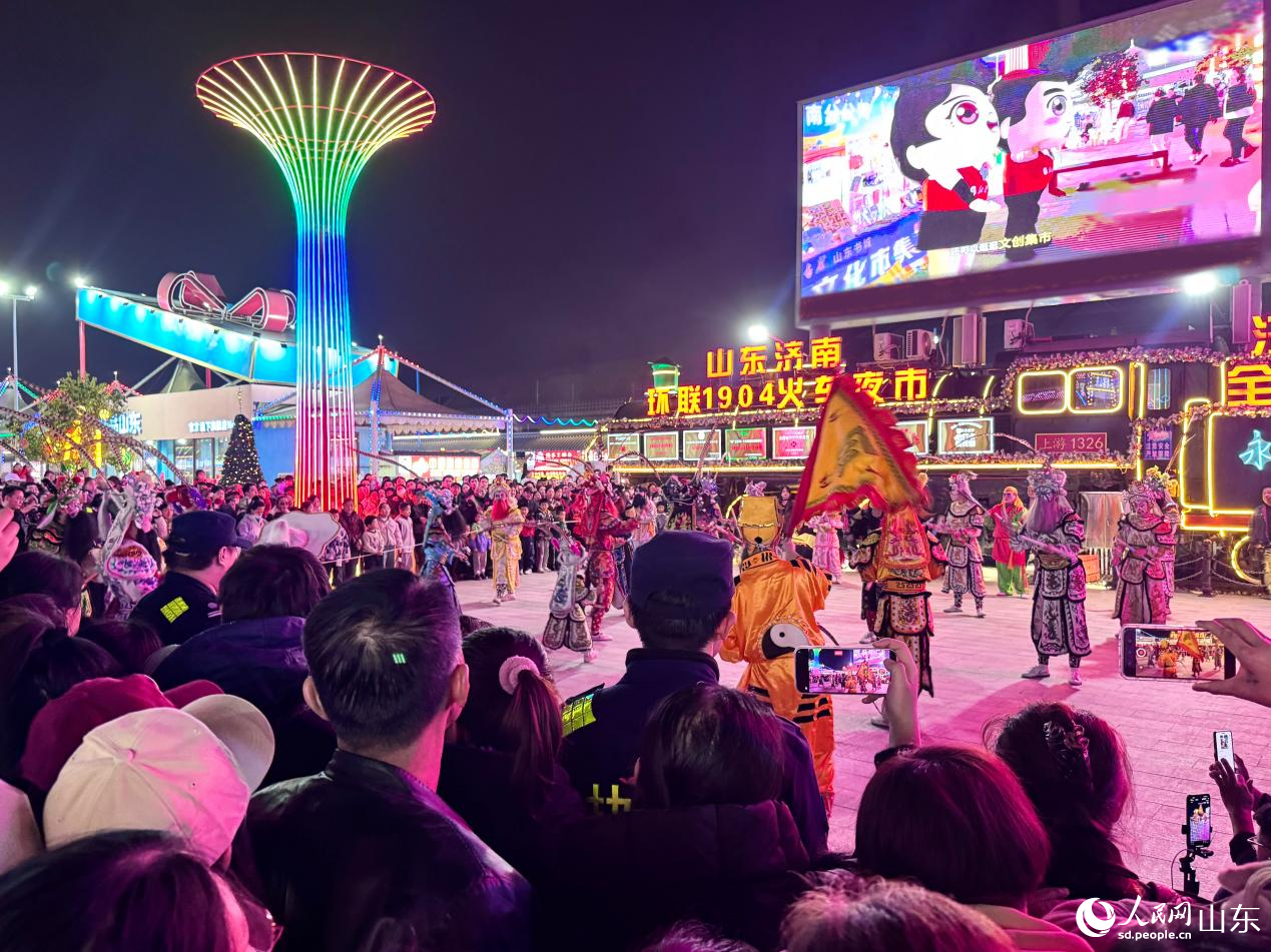 英歌舞吸引眾多游客駐足圍觀。人民網 鄭昕橋攝