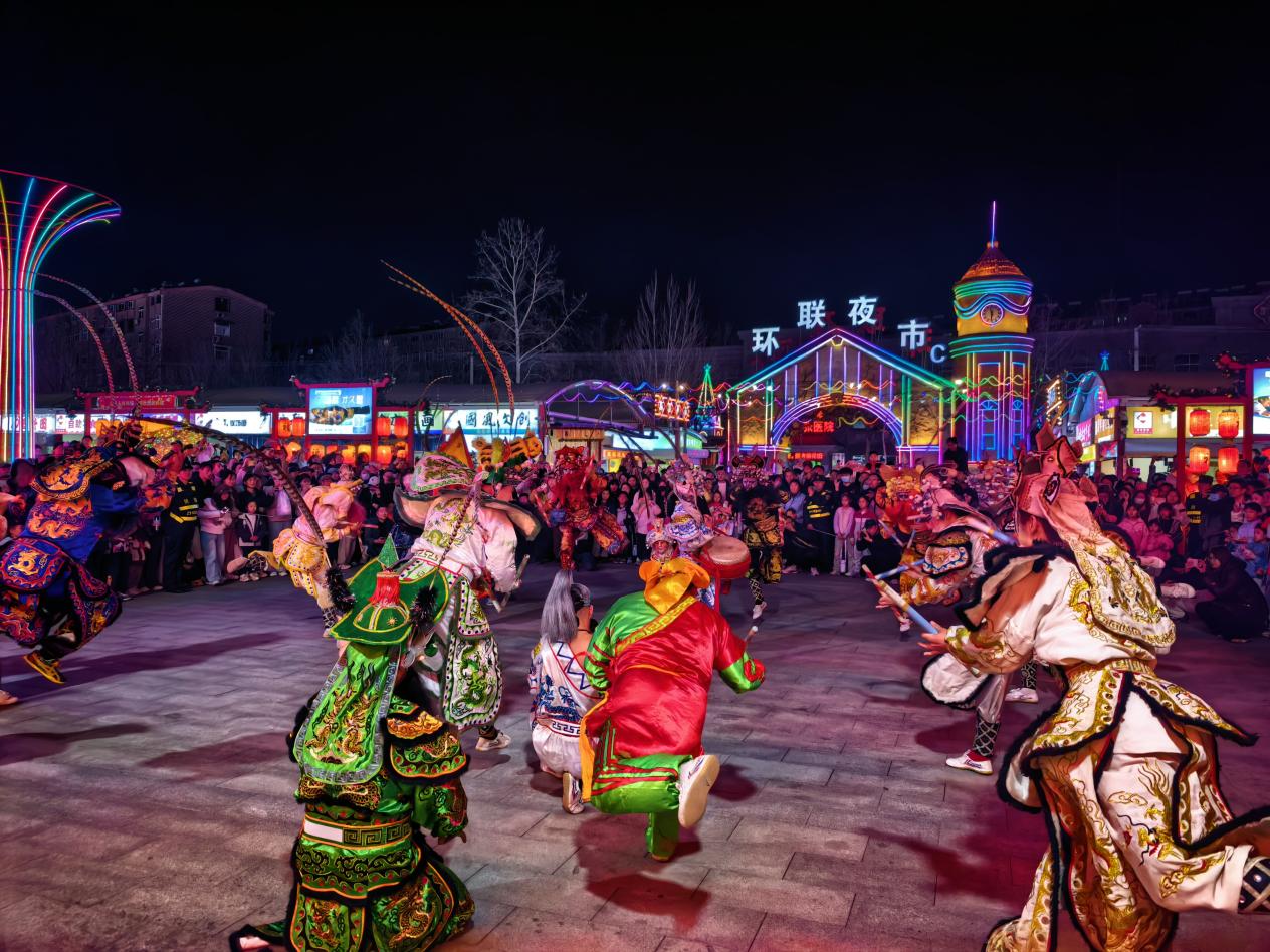 英歌舞者臉繪臉譜,手持雙棒騰挪跳躍。張洋攝