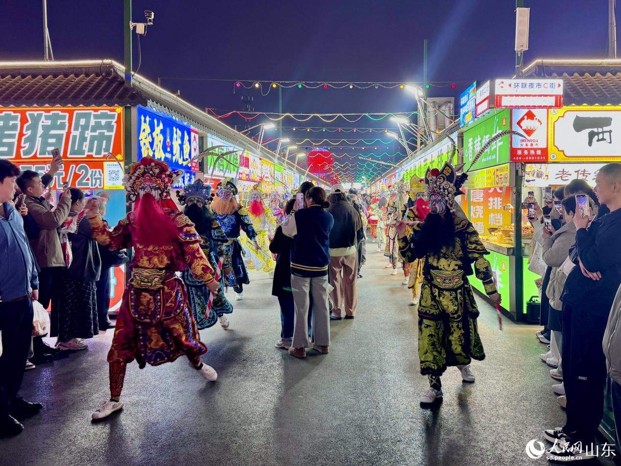 英歌舞者在攤位間穿行巡演。人民網 鄭昕橋攝