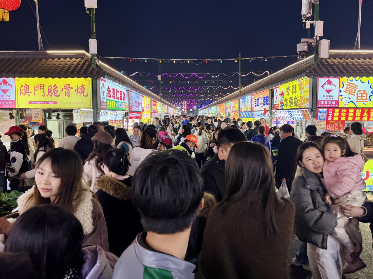 游客摩肩接踵,攤位人氣爆棚。人民網 鄭昕橋攝