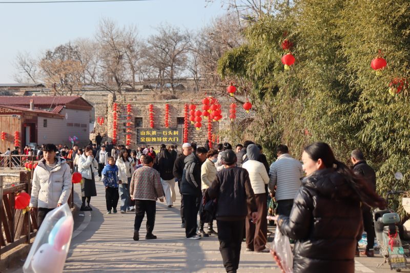 游人穿梭在景区中。辛菁华摄