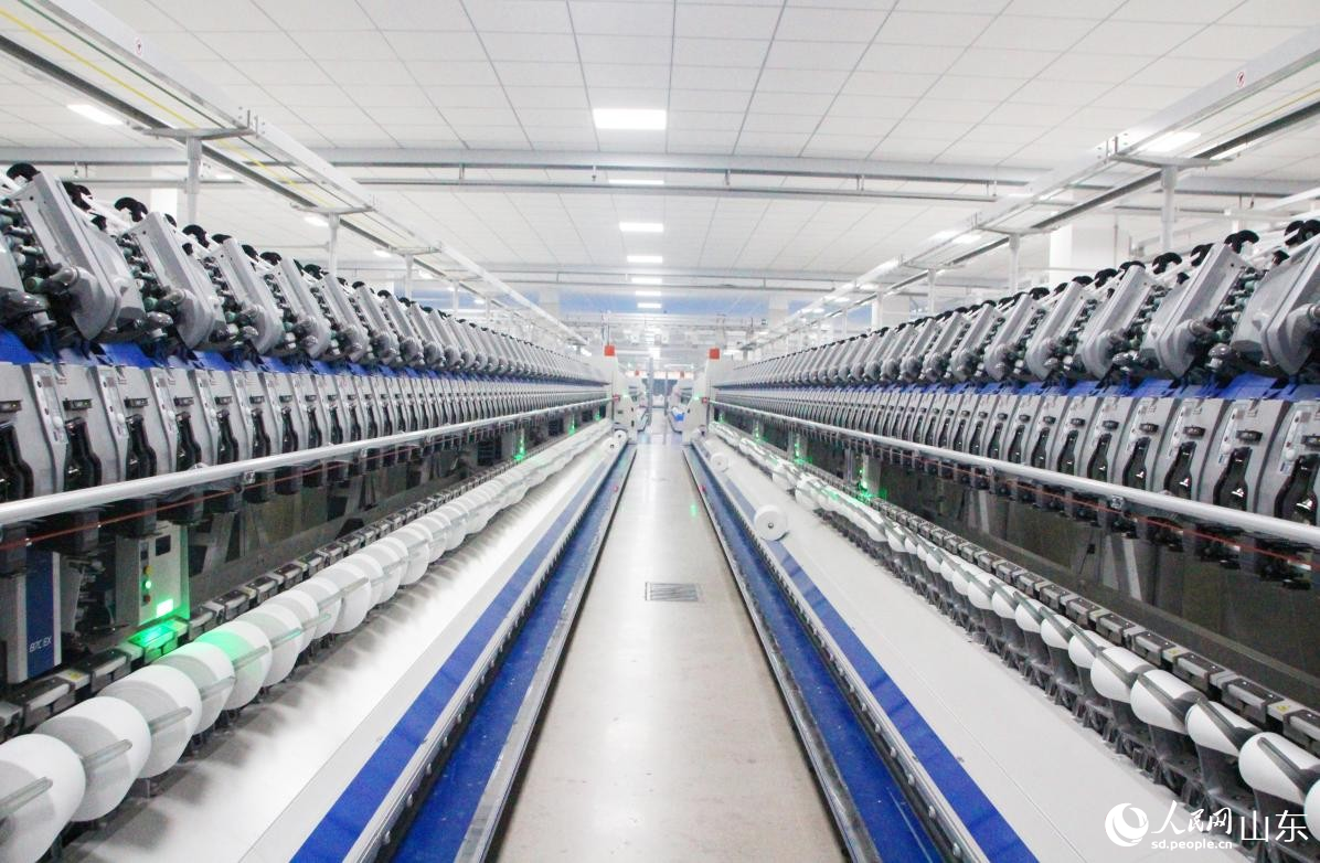 纺纱生产线上，机器人接线“巡检”。人民网记者 宋翠摄