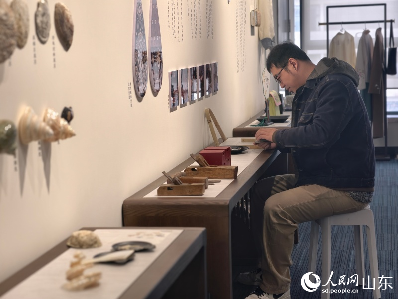 青岛螺钿非遗第四代代表性传承人韩晖正在处理贝壳原料。人民网记者 刘颖婕摄