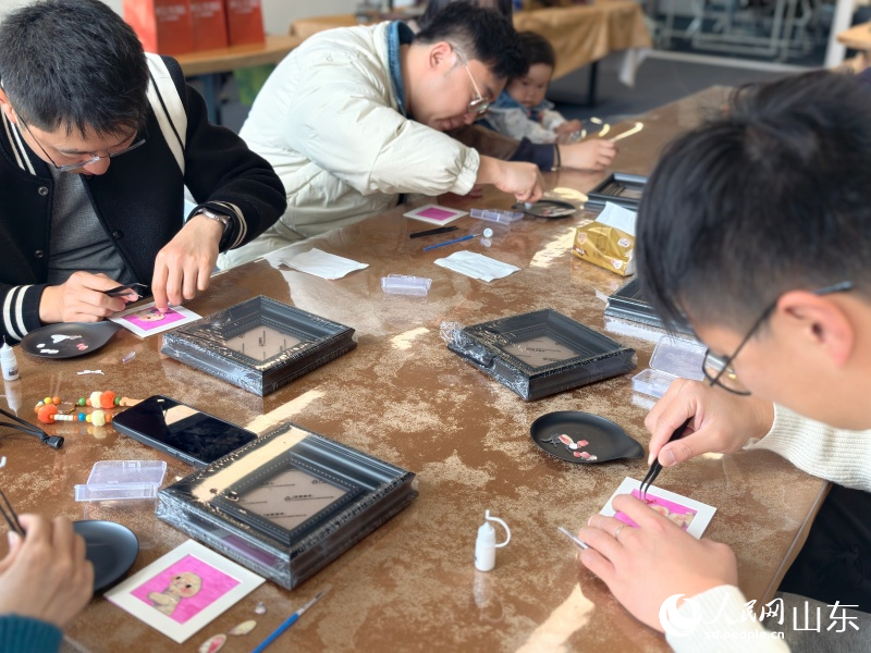 市民在工坊体验“螺钿技艺”。人民网记者 刘颖婕摄