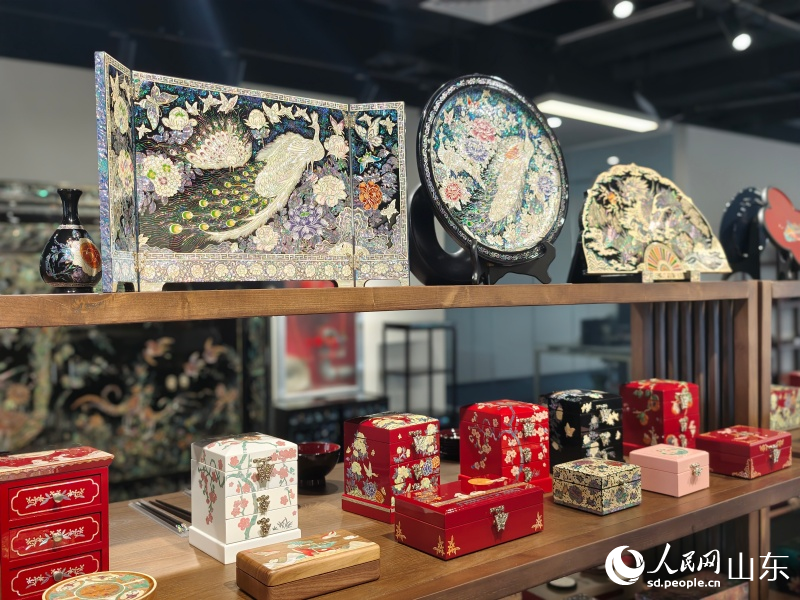 工坊内陈列展示各式螺钿作品。人民网记者 刘颖婕摄