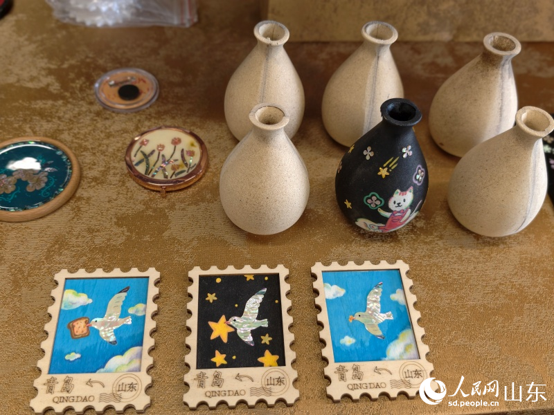 融入青岛元素的螺钿冰箱贴。人民网记者 刘颖婕摄