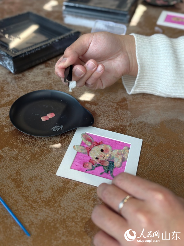 简化流程的材料包可方便地体验螺钿拼贴的乐趣。人民网记者 刘颖婕摄