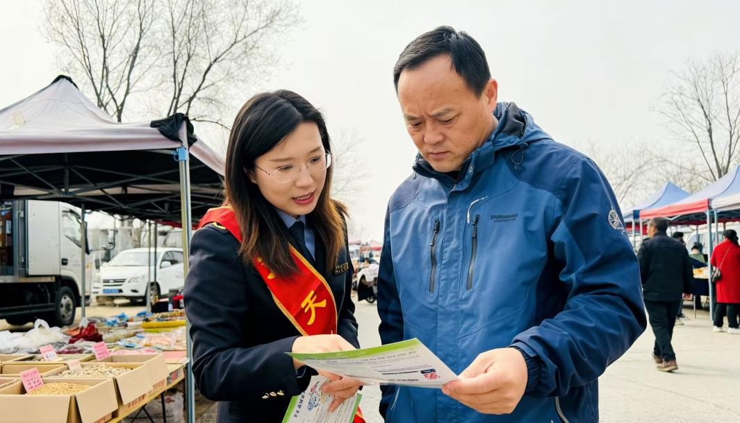 志願者向活動現場群眾開展普法宣傳