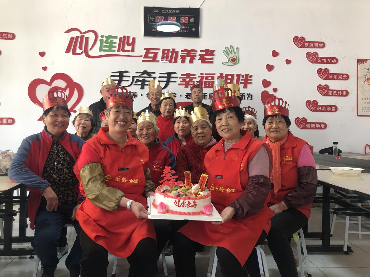 “乐龄食堂”为老人集体庆生。潍坊市奎文区委宣传部供图