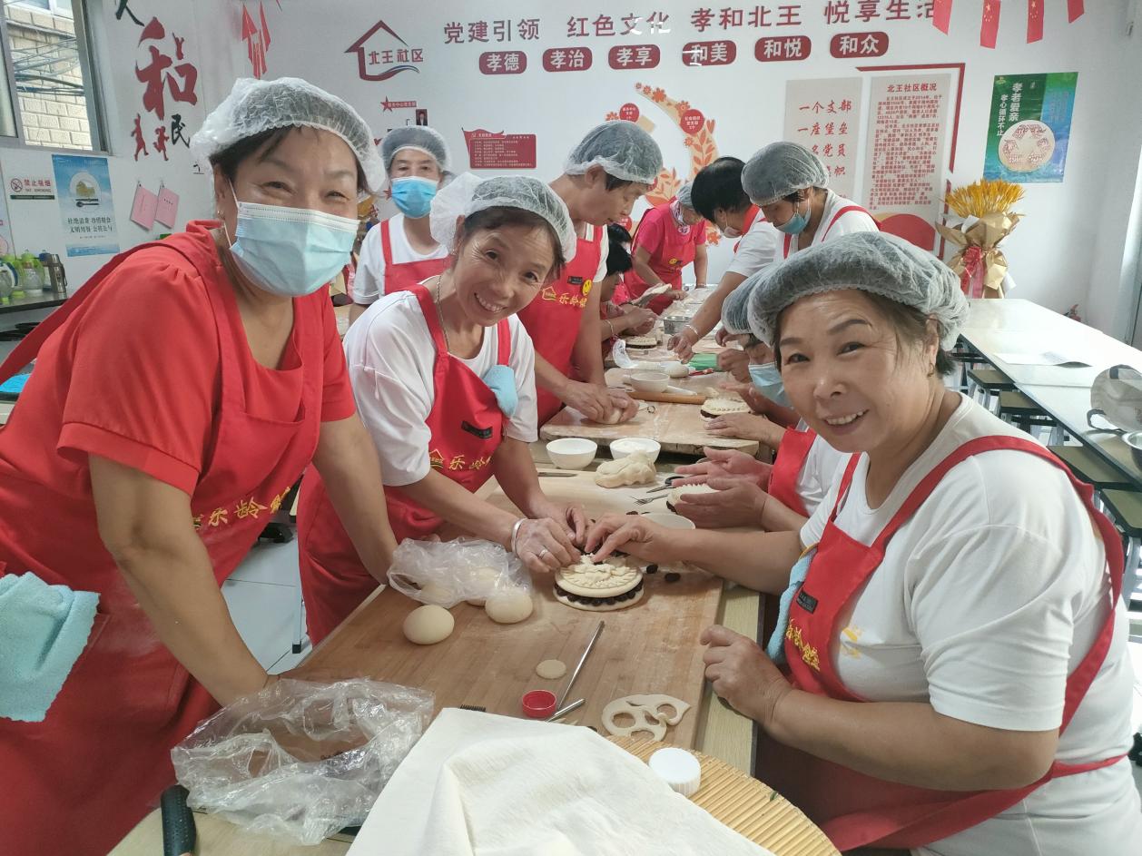 志愿者在食堂内做面点。潍坊市奎文区委宣传部供图