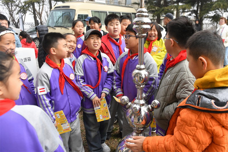 2026年3月21日,在山东省青岛市市北区普新小学开展的气象科普主题研学活动上,学生们参观避雷针装置。王海滨摄