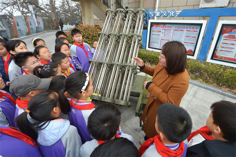 2026年3月21日,在山东省青岛市市北区普新小学开展的气象科普主题研学活动上,工作人员为学生科普人工降雨设备应用。王海滨摄
