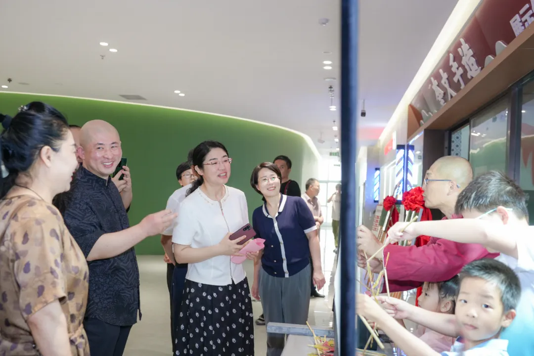 奎文手造非遗文化展示馆前组织开展非遗体验活动
