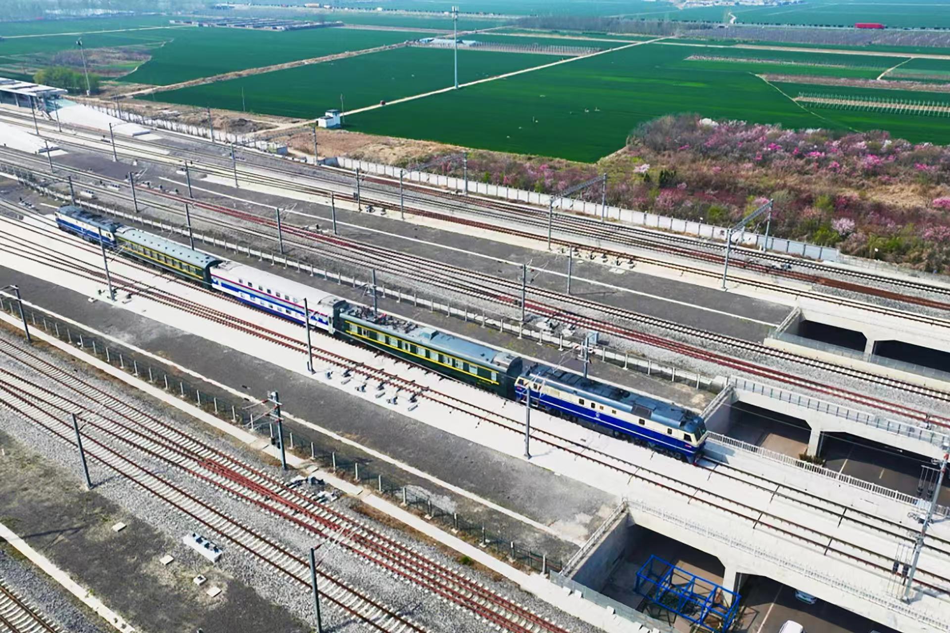 试验列车驶出聊城西站。姜艾勇摄