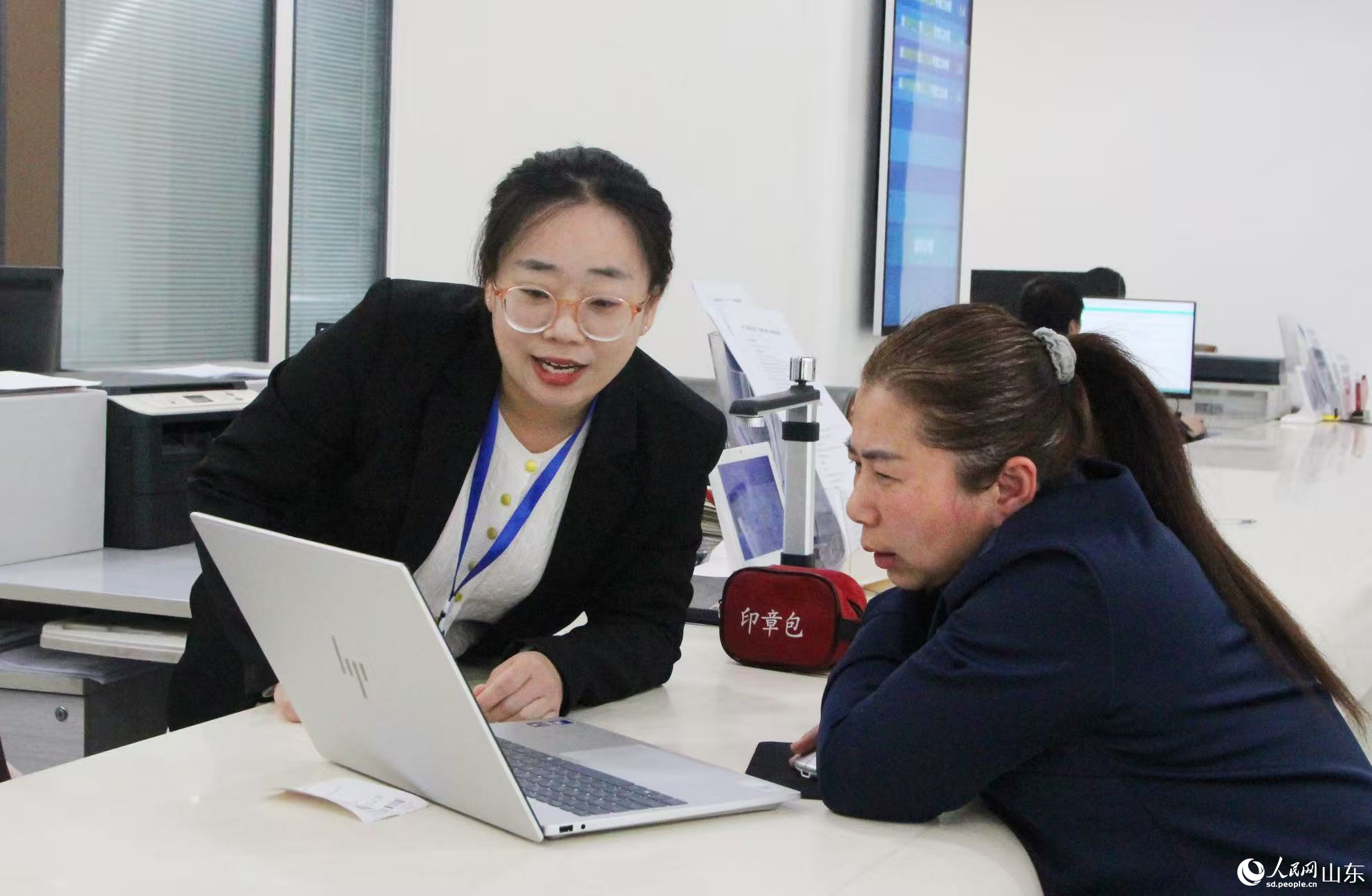 一位市民在行政审批服务局大厅办理业务。人民网记者 宋翠摄