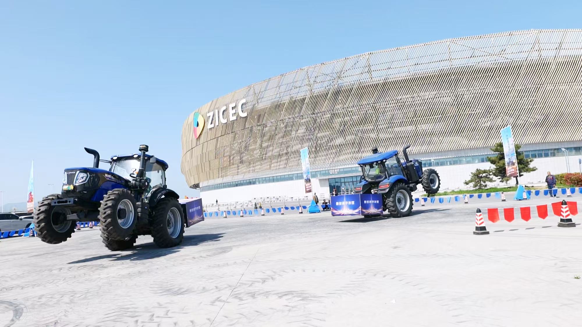 雷沃拖拉机特技表演。