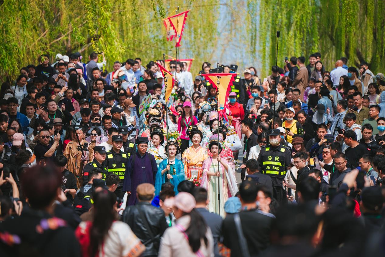 身着传统服饰的“花神”亮相大明湖畔。黄中明摄