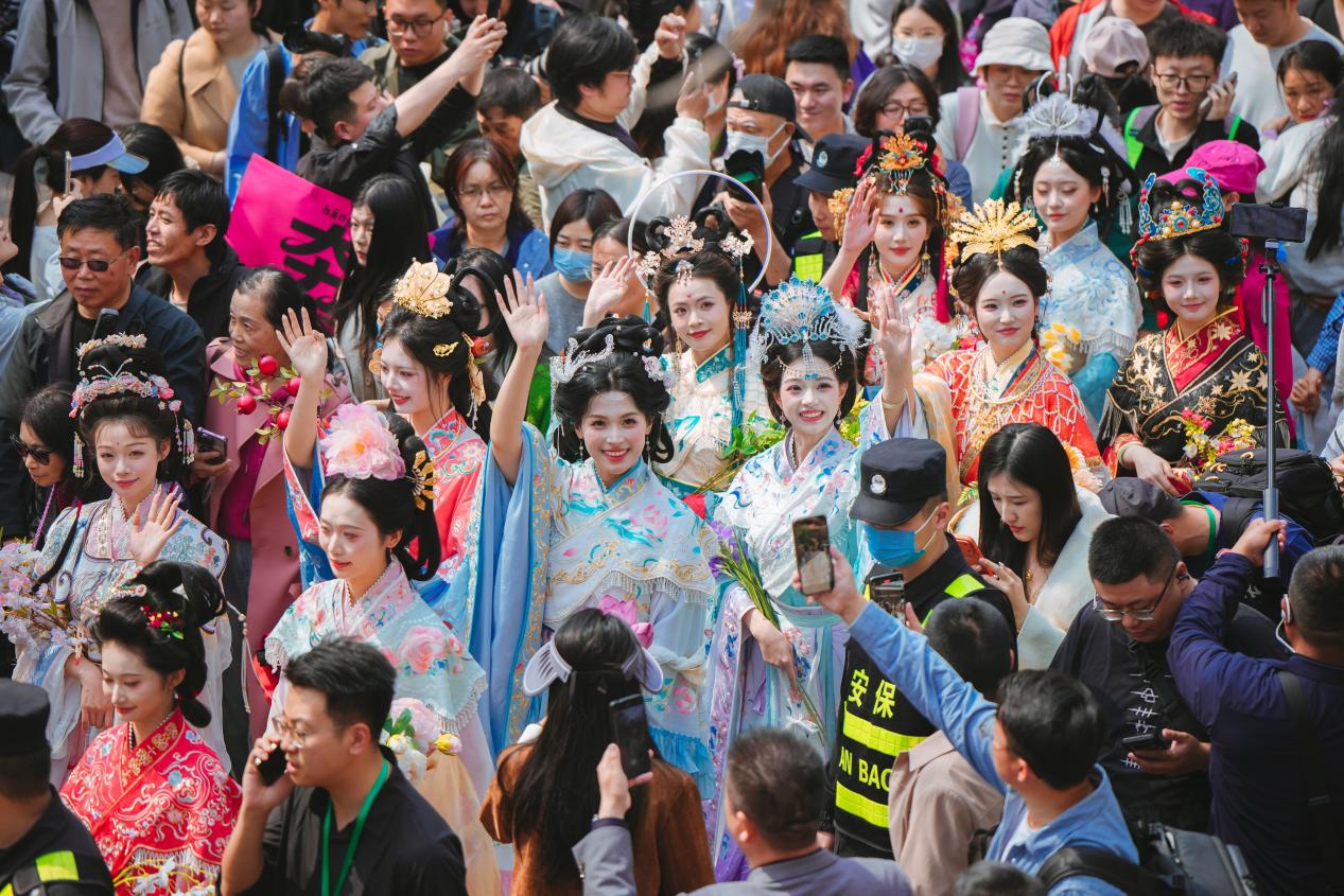身着传统服饰的“花神”亮相活动。黄中明摄