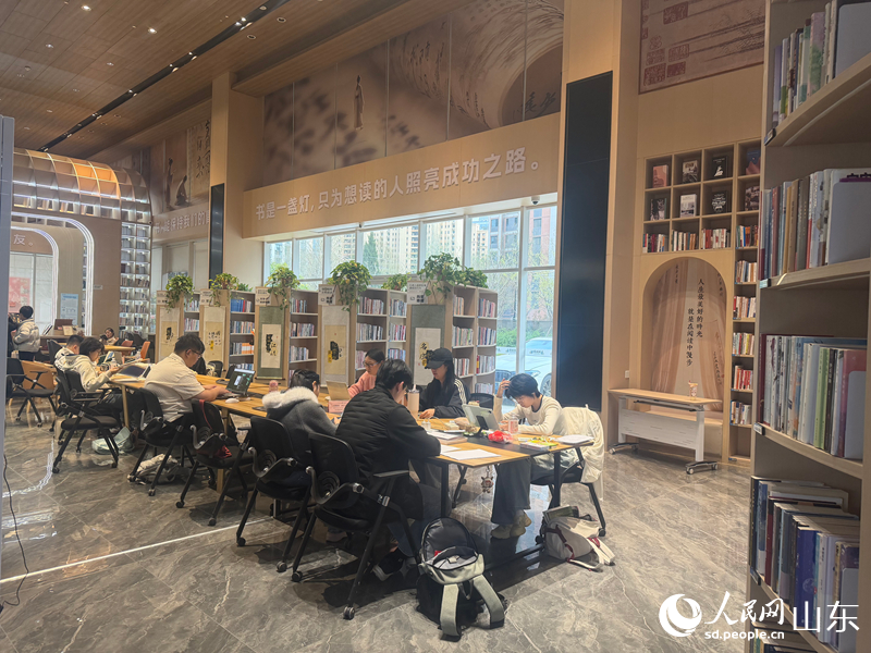 书香满室，读者伏案静读。人民网 邢曼华摄