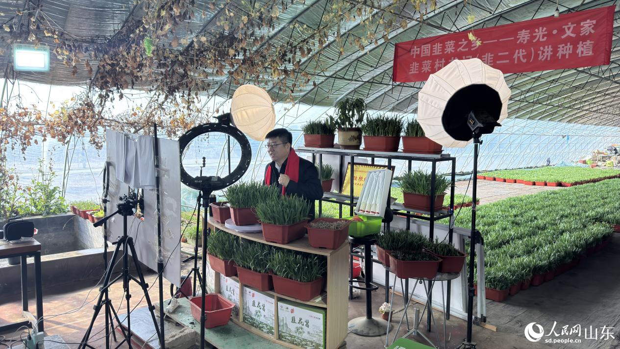 直播间里，范乐涛边讲解边互动。人民网 庄润泽摄