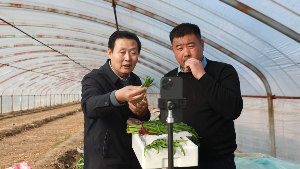 钟明（左）带领村民直播卖韭菜。寿光市委宣传部供图