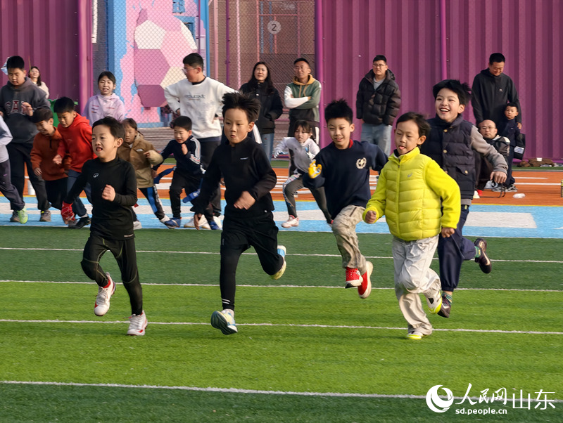 孩子们在球场中肆意奔跑。人民网记者 刘颖婕摄