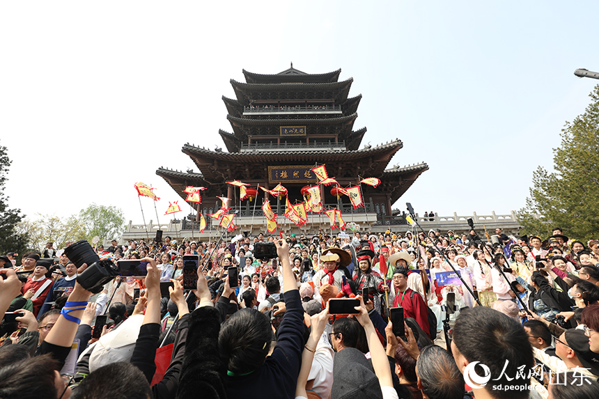 ���Ŵ�ͳ���ε�Ѳ�ζ����ڳ�Ȼ¥ǰ��Ӱ��������ɽɫ��ӳ��Ȥ������������ ������