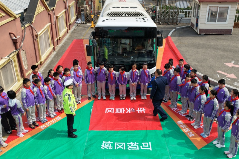 2026年3月27日，在山东省青岛市市北区延安二路小学开展的交通安全教育活动上，学生们在学习公交车盲区安全知识。