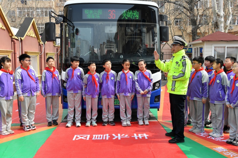 交警向学生普及公交车盲区安全知识。