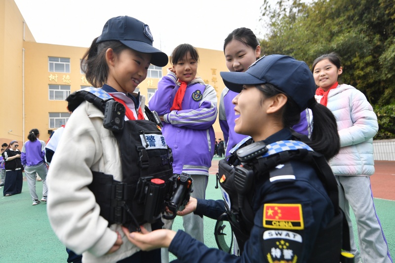 一名学生在体验警用装备。