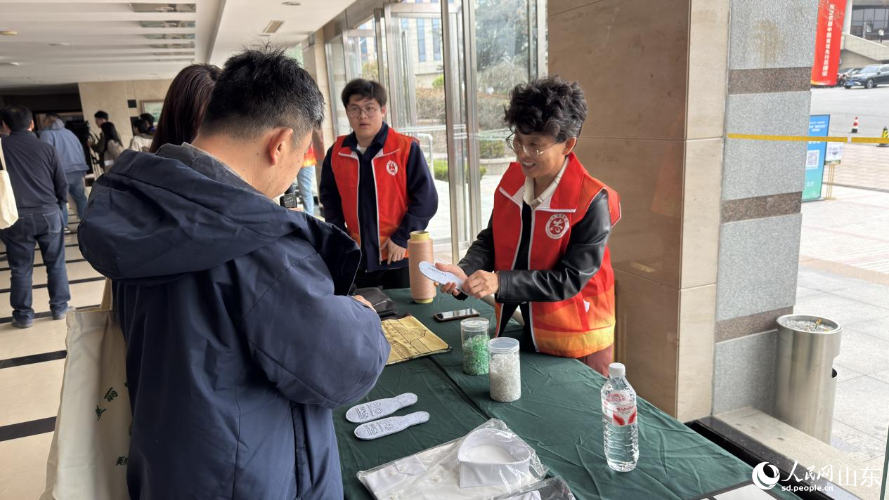 志愿者讲解“变废为宝”的过程。人民网 庄润泽摄