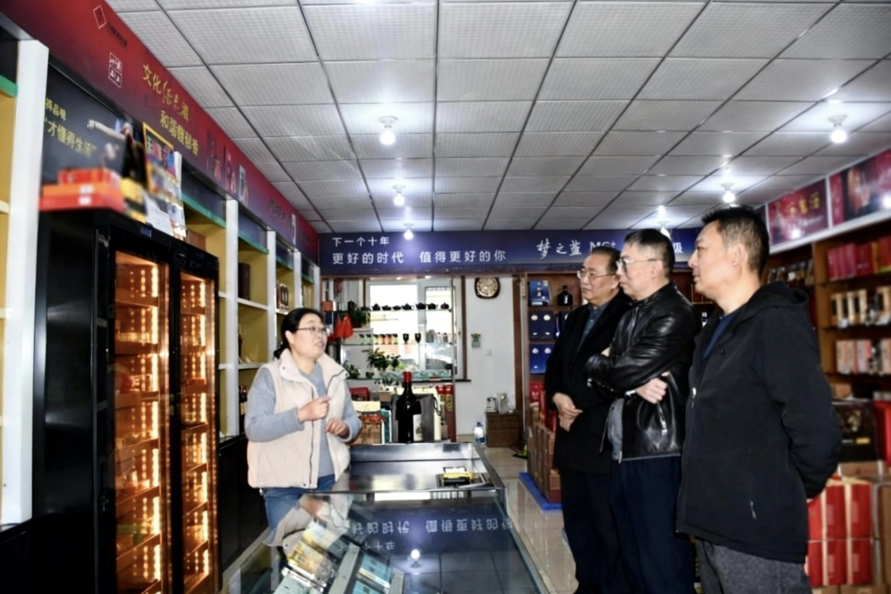 图为店主李姐介绍店铺依托自有专属养护柜体，为客户提供商品代存养护服务