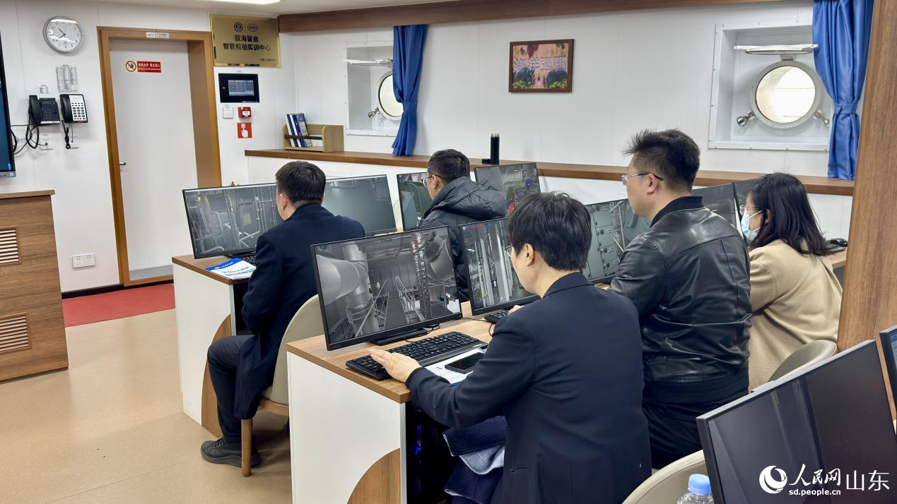 游客體驗“輪機模擬器”。人民網 庄潤澤攝