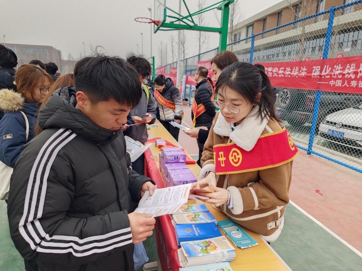 德州中行联合当地人民银行、公安分局走进德州工程职业学院以案说险。