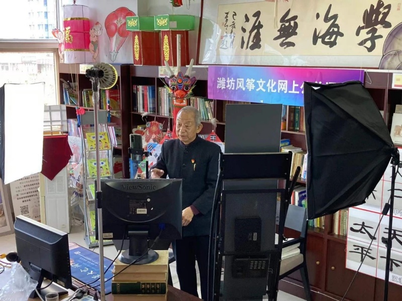 “五老”志愿者陈玉林抖音直播风筝文化