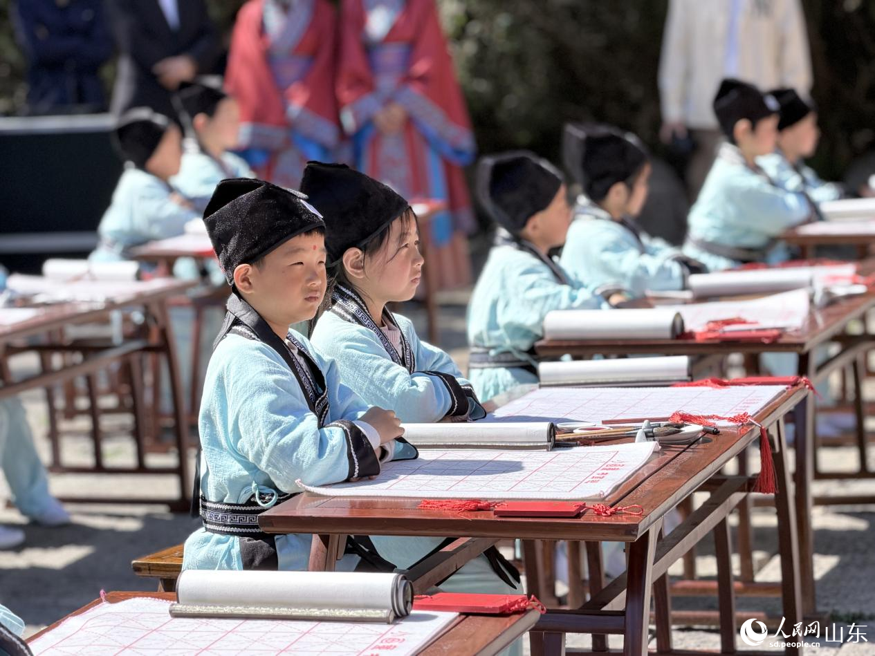 学童身着汉服,完成启蒙开笔礼仪式。人民网记者 乔姝摄