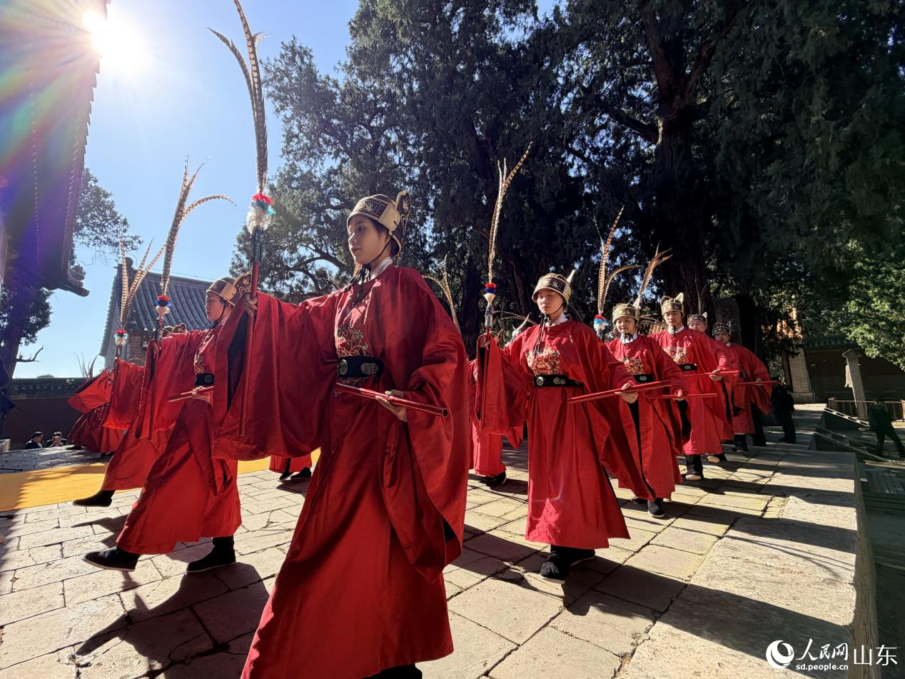 庄严肃穆的祭祀仪典。人民网记者 乔姝摄