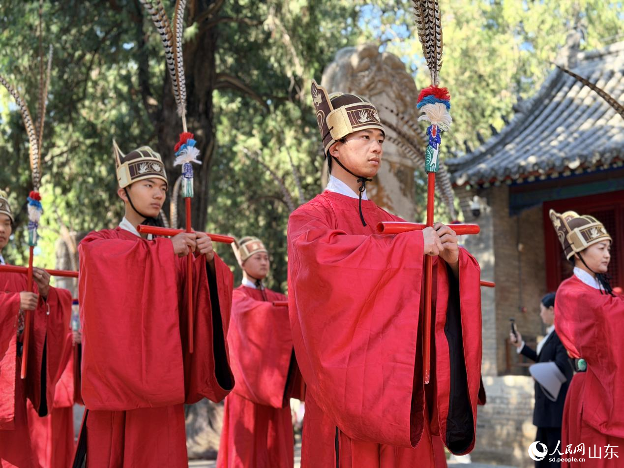 庄严肃穆的祭祀仪典。人民网记者 乔姝摄