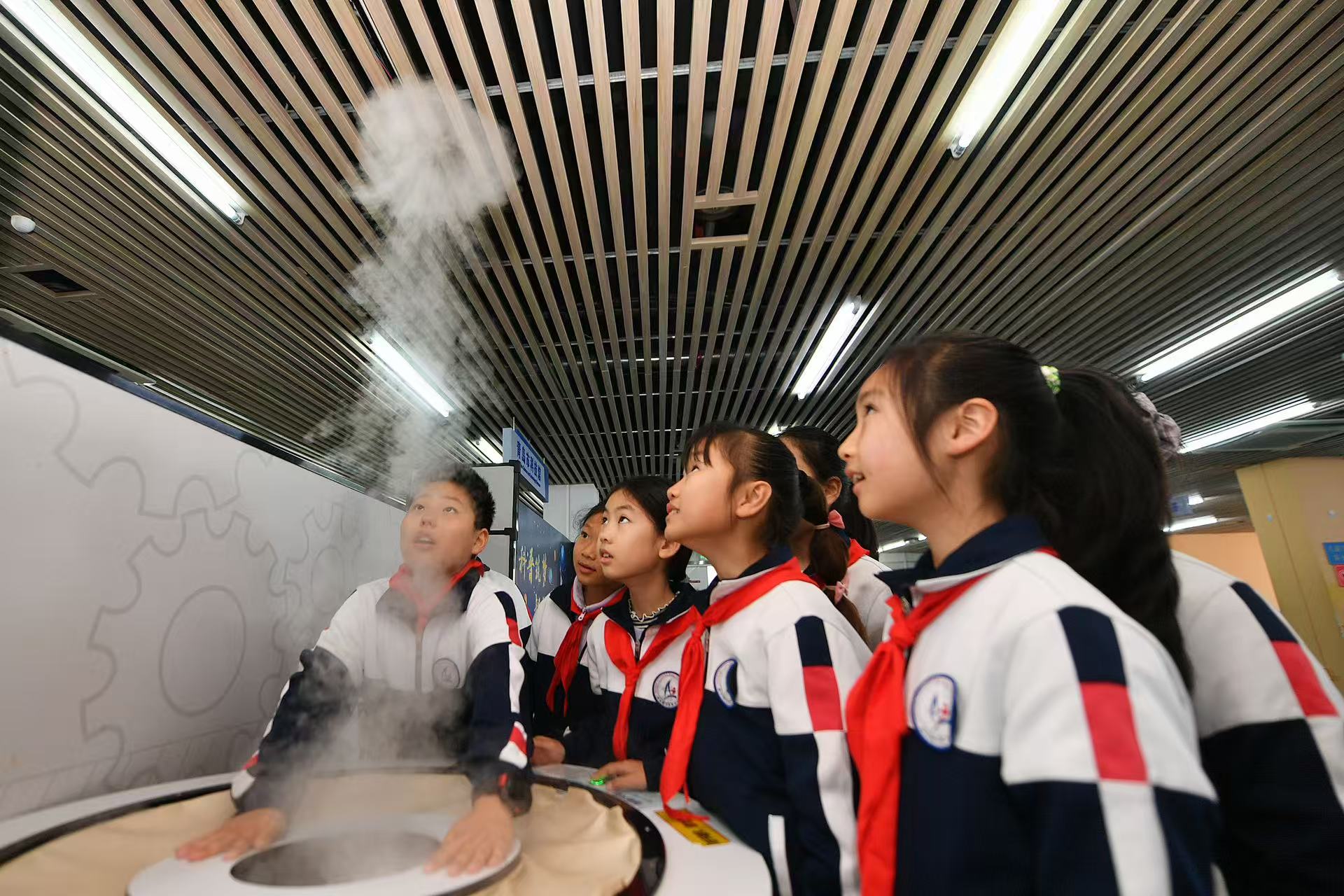 學生們在山東省青島市科技館體驗“空氣炮”裝置。