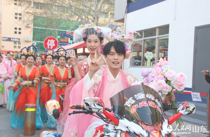 巡游队伍身着各色服装走上街头。人民网记者 宋翠摄