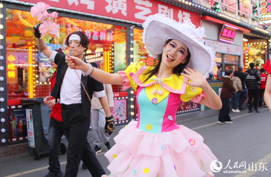 巡游现场。人民网记者 宋翠摄
