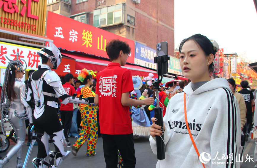 一位游人现场“直播”。人民网记者 宋翠摄