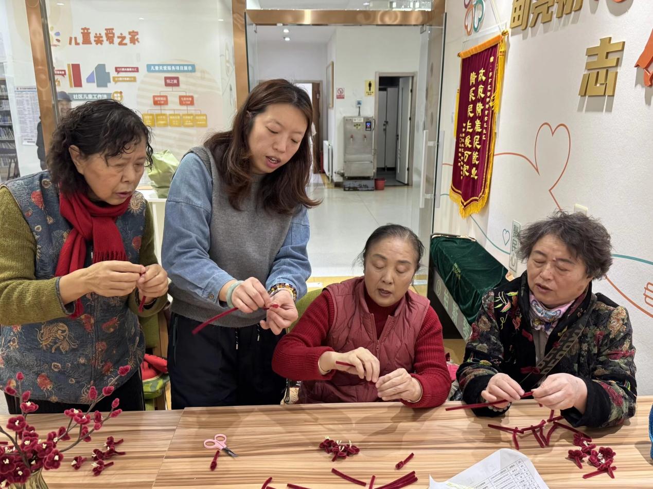 苗葳（左二）和社區居民一起做手工。濟南市歷下區甸柳新村街道第三社區供圖