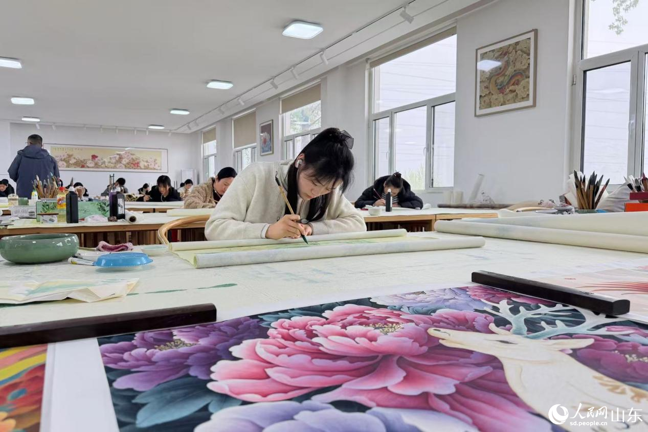 画师正在进行工笔牡丹画创作。人民网记者 乔姝摄